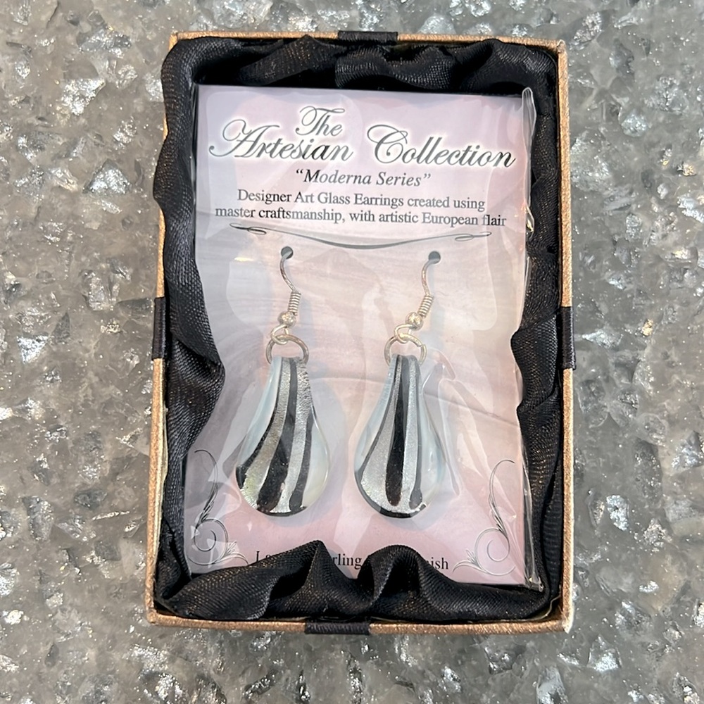 NWT The Artesian Collection “Moderna Series” Art Glass Earrings